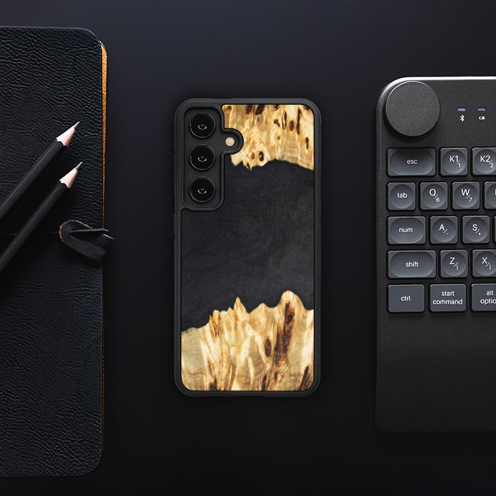Samsung Galaxy S24 Handyhülle aus Harz und Holz - Synergy#E19