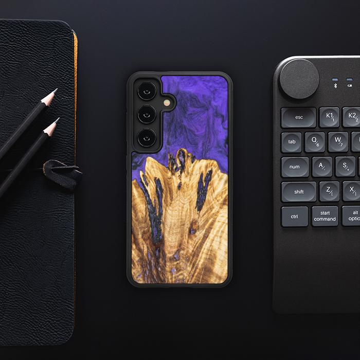 Samsung Galaxy S24 Handyhülle aus Harz und Holz - Synergy#E22