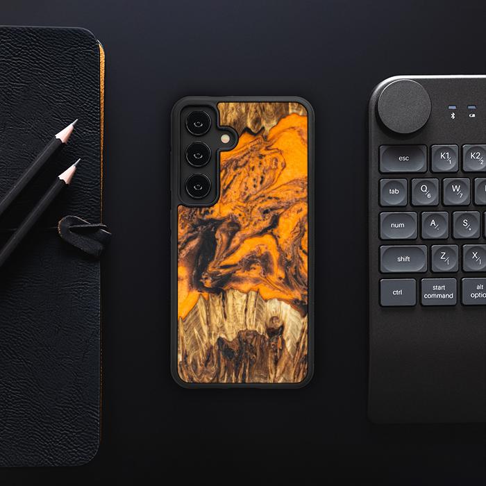 Samsung Galaxy S24 Handyhülle aus Harz und Holz - Synergy#E24