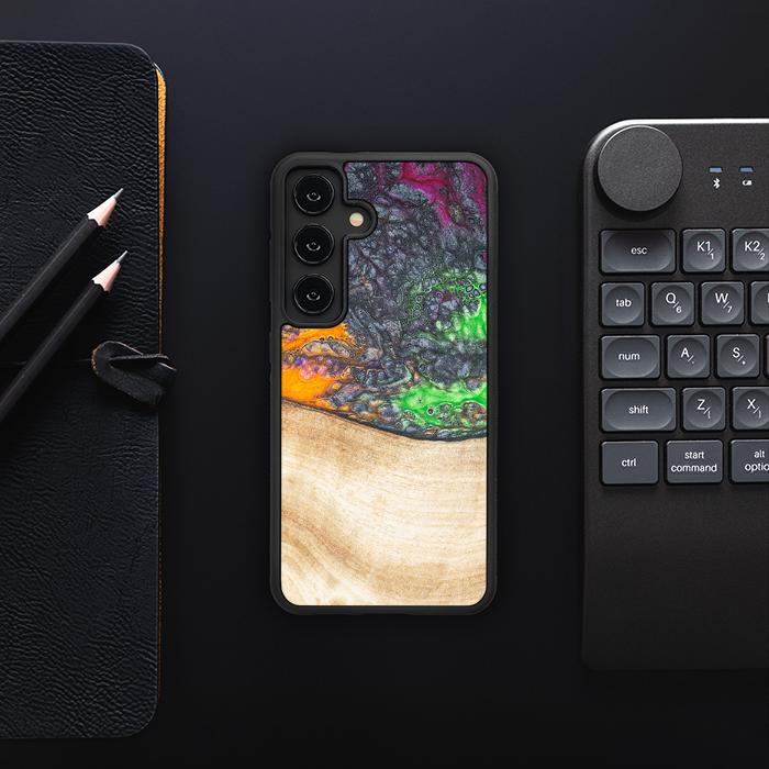 Samsung Galaxy S24 Handyhülle aus Harz und Holz - Synergy#F1