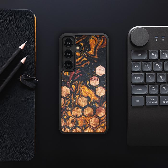 Samsung Galaxy S24 Handyhülle aus Harz und Holz - Synergy#F38