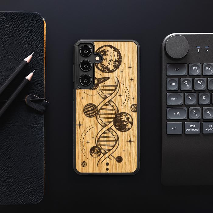 Samsung Galaxy S25 Plus Handyhülle aus Holz - Space DNA (Eiche)