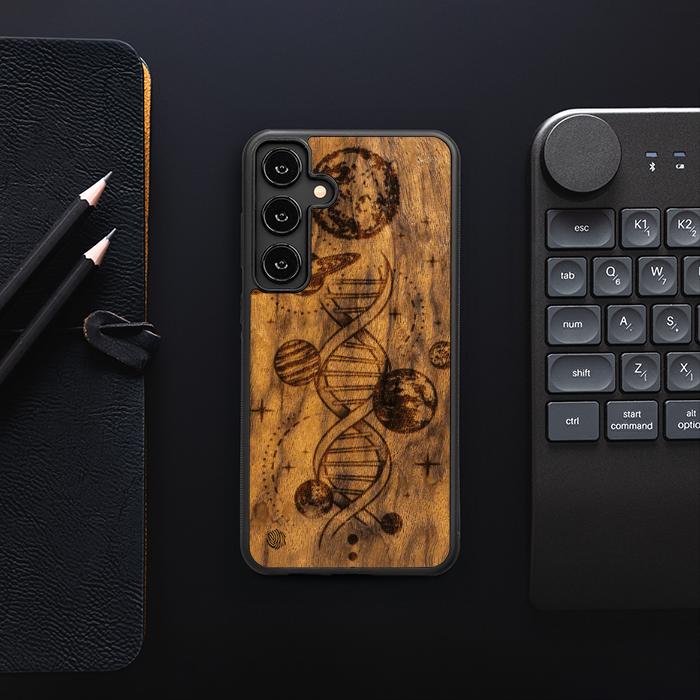 Samsung Galaxy S25 Plus Handyhülle aus Holz - Space DNA (Imbuia)