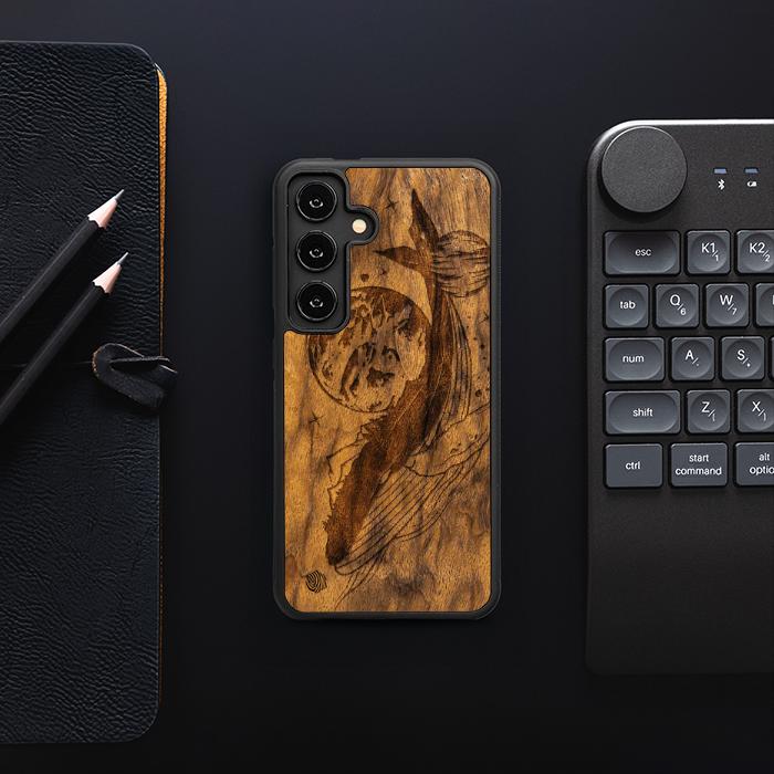 Samsung Galaxy S25 Handyhülle aus Holz - Cosmic Whale