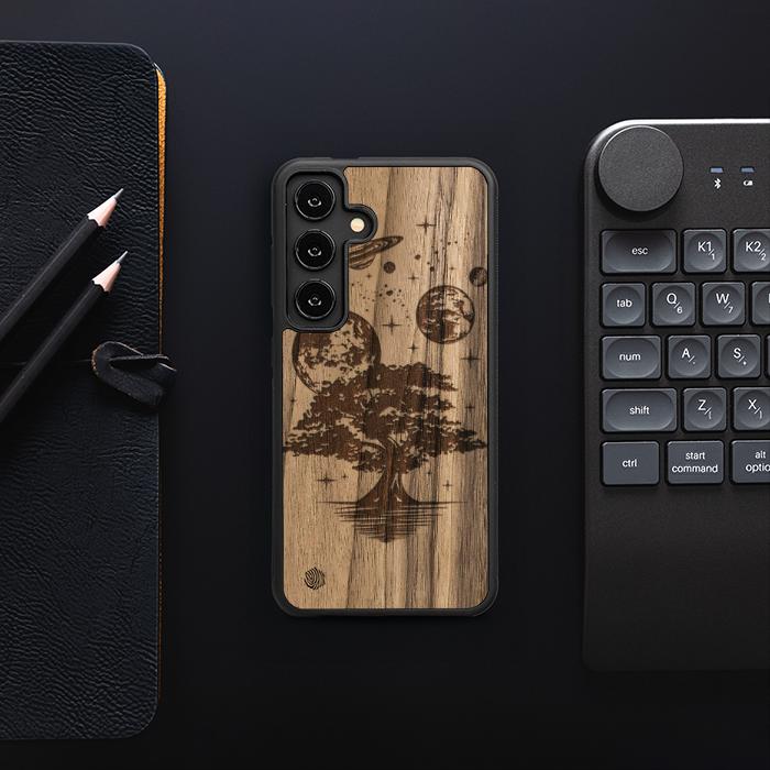 Samsung Galaxy S25 Handyhülle aus Holz - Galactic Garden