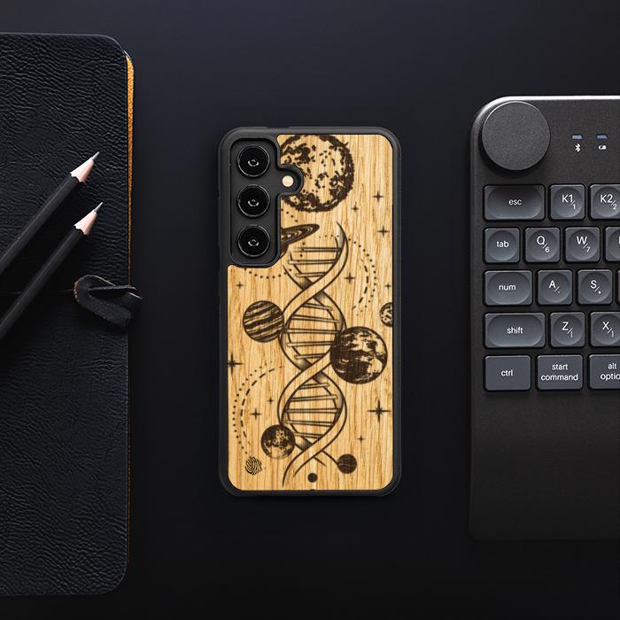 Samsung Galaxy S25 Handyhülle aus Holz - Space DNA (Eiche)