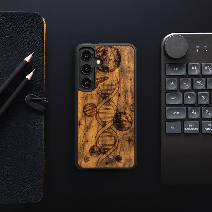 Samsung Galaxy S25 Handyhülle aus Holz - Space DNA (Imbuia)
