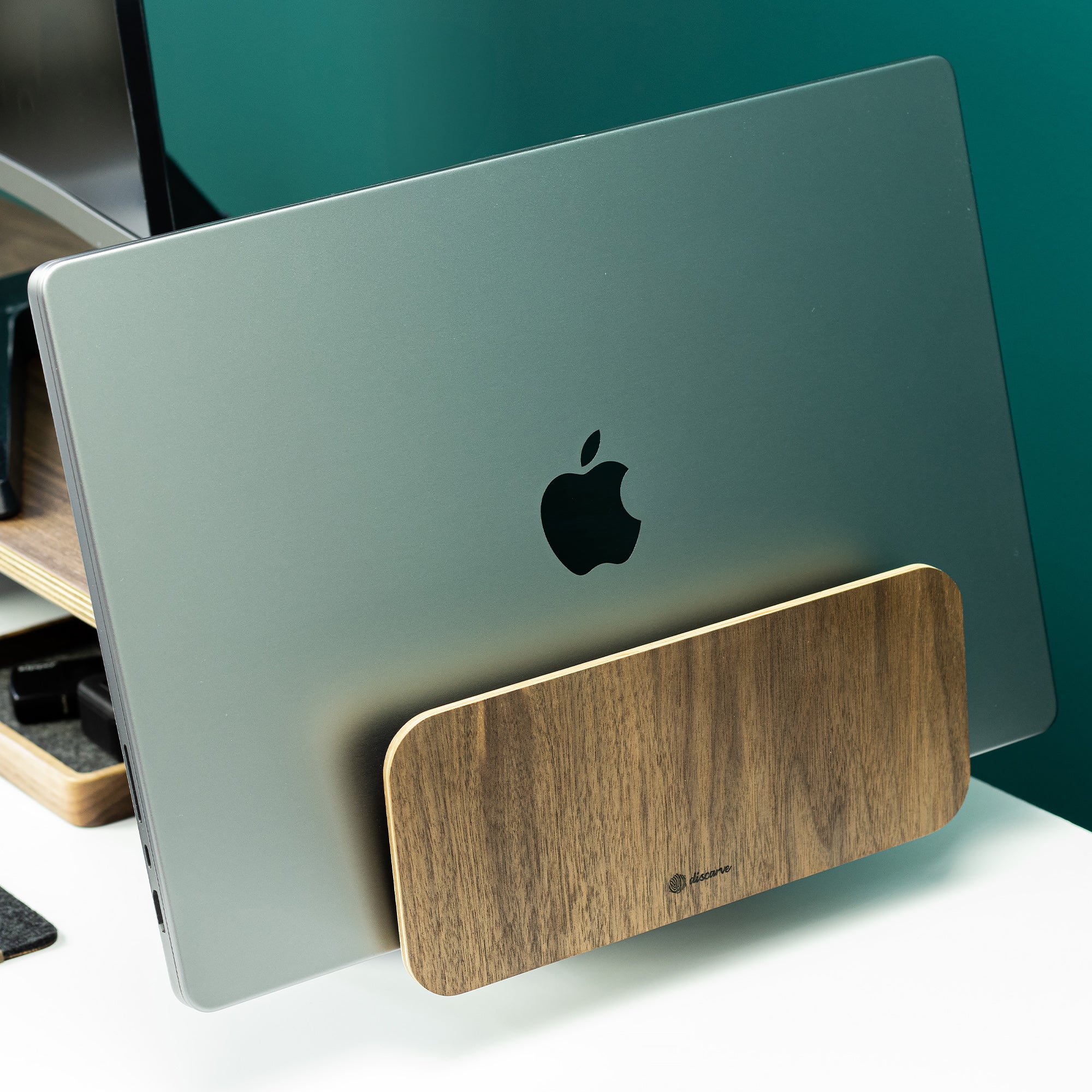 Laptophalter für Schreibtisch-Setup Walnuss – Weißstahl