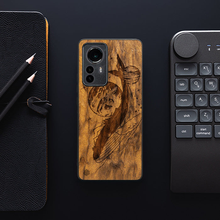 Xiaomi 12 Pro Handyhülle aus Holz - Cosmic Whale