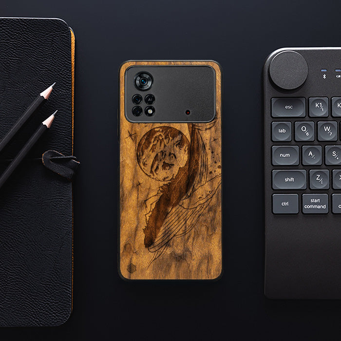 Xiaomi POCO X4 Pro 5G Handyhülle aus Holz - Cosmic Whale