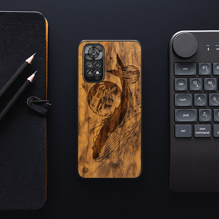 Xiaomi REDMI NOTE 11 / 11S Handyhülle aus Holz - Cosmic Whale