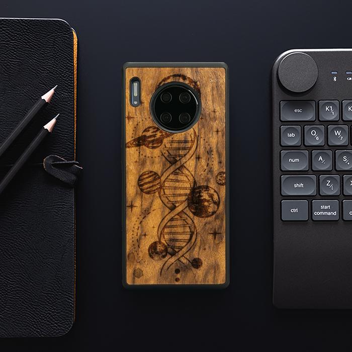 Huawei Mate 30 Pro Handyhülle aus Holz - Space DNA (Imbuia)