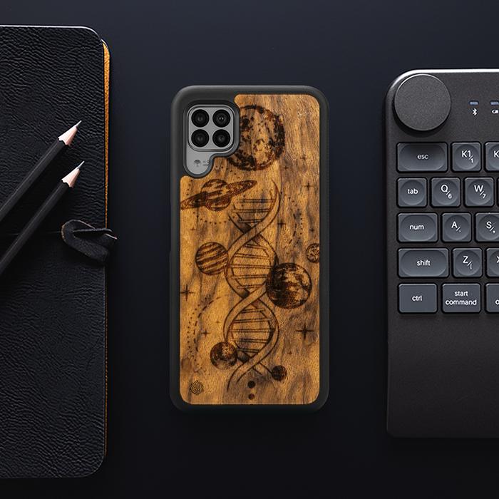 Huawei P40 lite Handyhülle aus Holz - Space DNA (Imbuia)