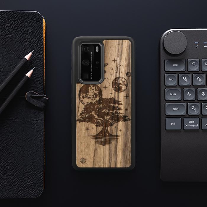 Huawei P40 Pro Handyhülle aus Holz - Galactic Garden