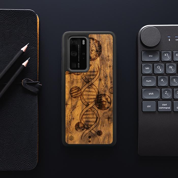 Huawei P40 Pro Handyhülle aus Holz - Space DNA (Imbuia)