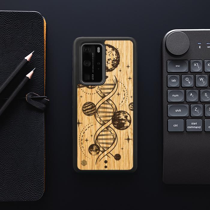 Huawei P40 Pro Handyhülle aus Holz - Space DNA (Eiche)