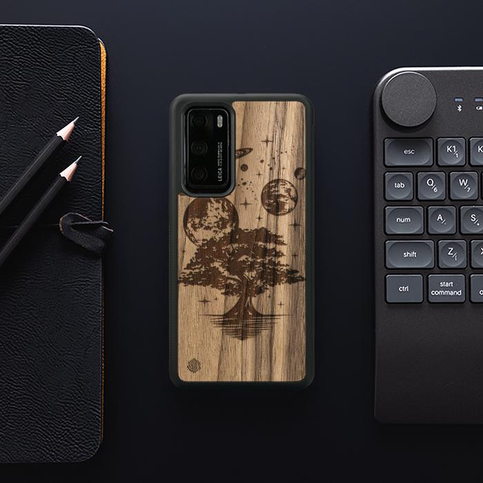 Huawei P40 Handyhülle aus Holz - Galactic Garden