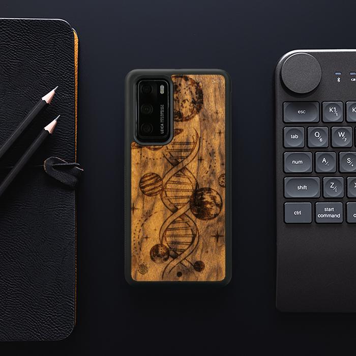 Huawei P40 Handyhülle aus Holz - Space DNA (Imbuia)