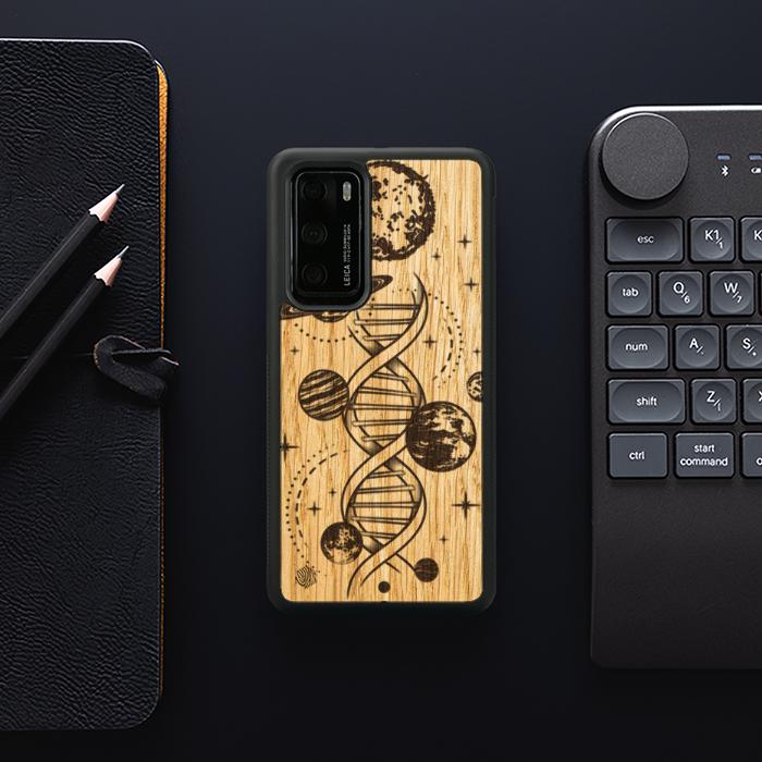 Huawei P40 Handyhülle aus Holz - Space DNA (Eiche)