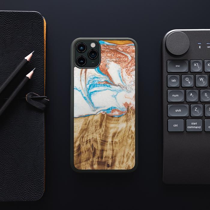 iPhone 11 Pro Max Handyhülle aus Harz und Holz - SYNERGY#47