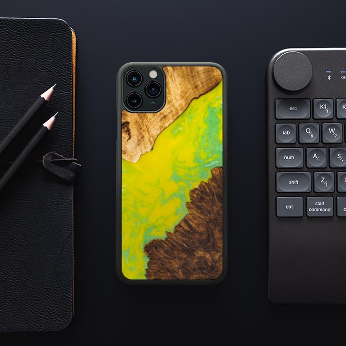 iPhone 11 Pro Max Handyhülle aus Harz und Holz - SYNERGY#A12