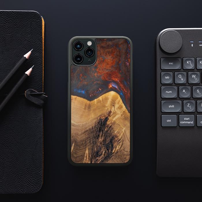 iPhone 11 Pro Max Handyhülle aus Harz und Holz - SYNERGY#A21