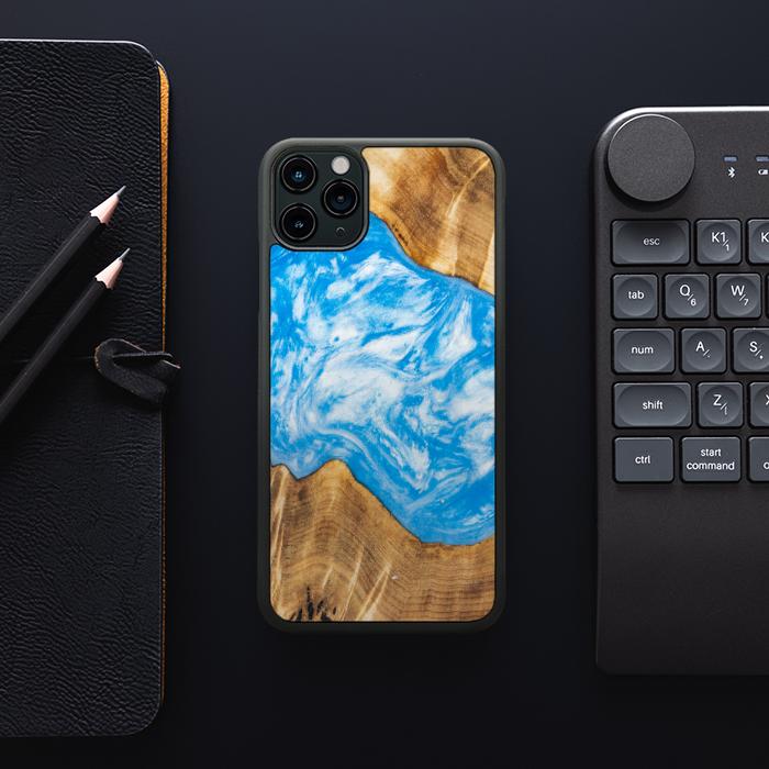 iPhone 11 Pro Max Handyhülle aus Harz und Holz - SYNERGY#A28