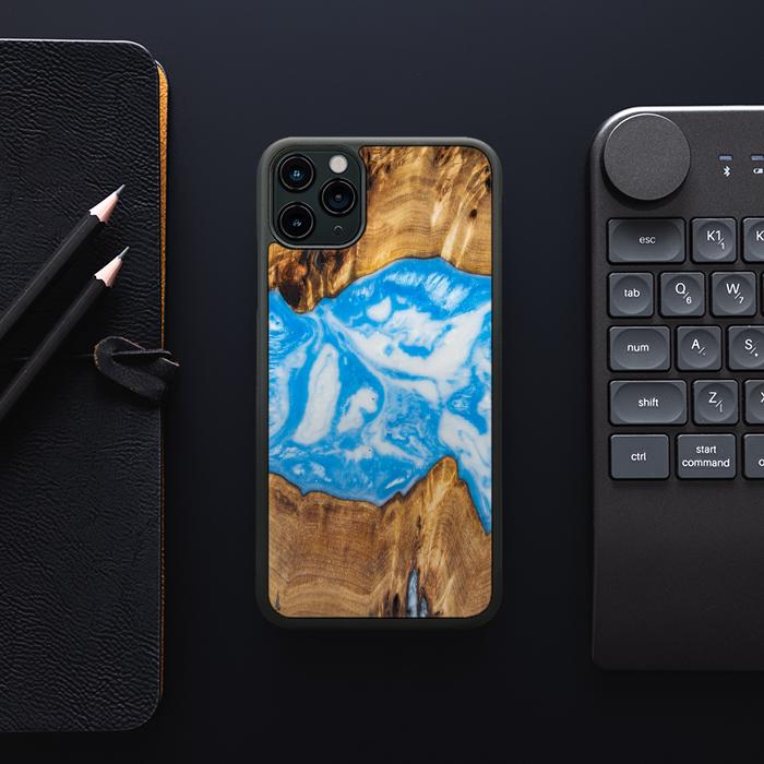 iPhone 11 Pro Max Handyhülle aus Harz und Holz - SYNERGY#A29