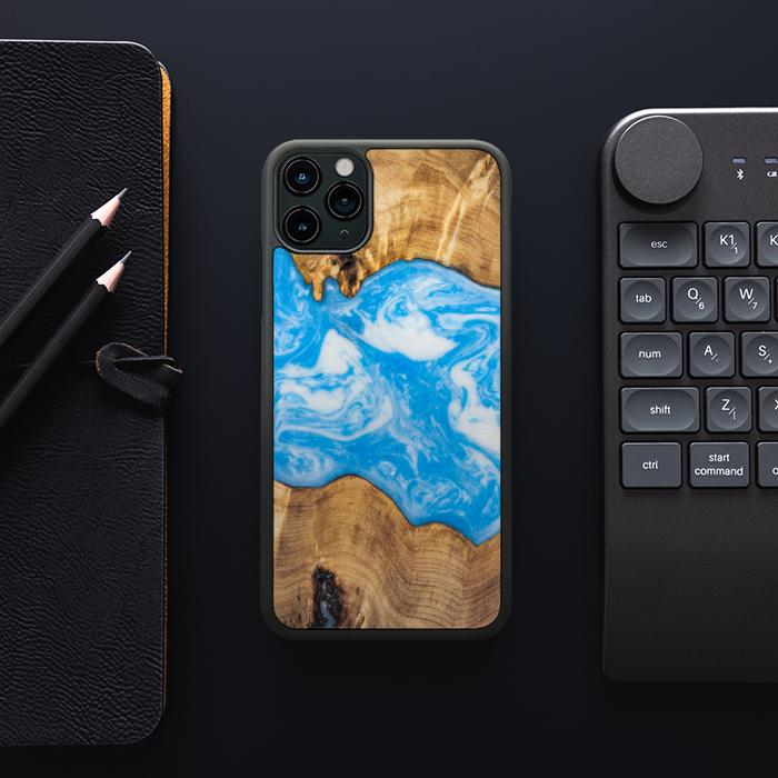 iPhone 11 Pro Max Handyhülle aus Harz und Holz - SYNERGY#A31