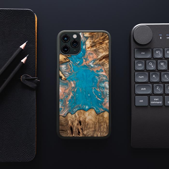 iPhone 11 Pro Max Handyhülle aus Harz und Holz - SYNERGY#A97