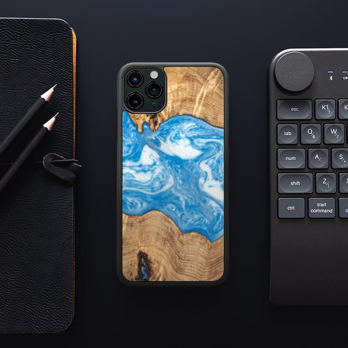iPhone 11 Pro Max Handyhülle aus Harz und Holz - SYNERGY#B03