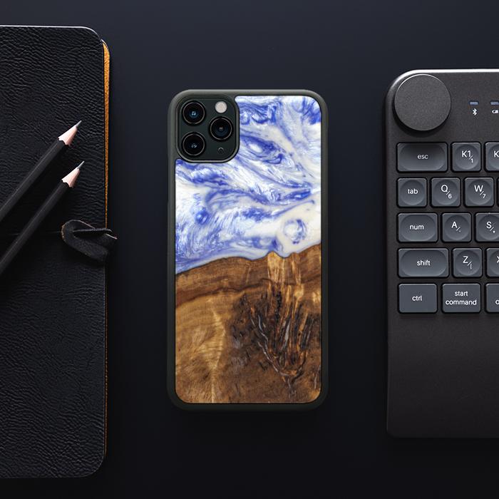 iPhone 11 Pro Max Handyhülle aus Harz und Holz - SYNERGY#B04