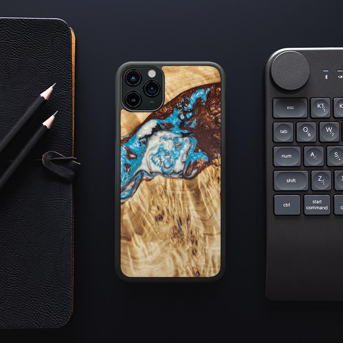 iPhone 11 Pro Max Handyhülle aus Harz und Holz - SYNERGY#B12
