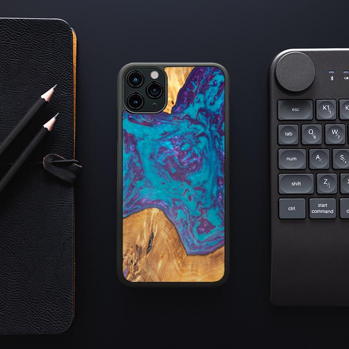 iPhone 11 Pro Max Handyhülle aus Harz und Holz - SYNERGY#B25