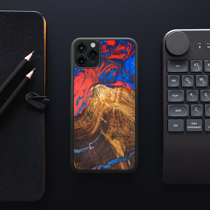 iPhone 11 Pro Max Handyhülle aus Harz und Holz - SYNERGY#B31