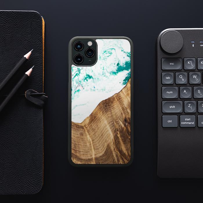 iPhone 11 Pro Max Handyhülle aus Harz und Holz - SYNERGY#C14