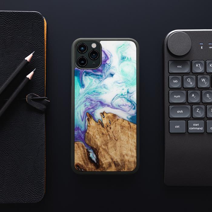 iPhone 11 Pro Max Handyhülle aus Harz und Holz - SYNERGY#C17