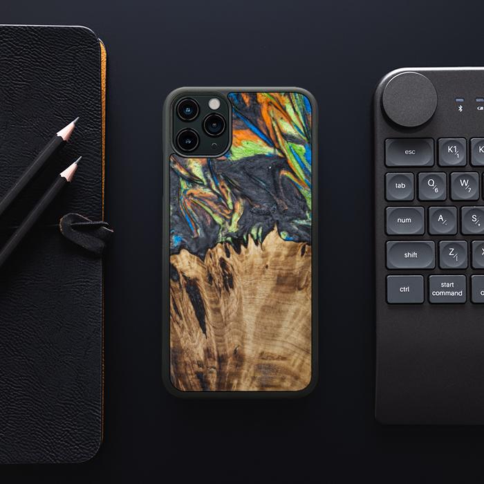iPhone 11 Pro Max Handyhülle aus Harz und Holz - SYNERGY#C22