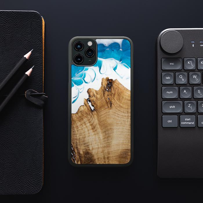 iPhone 11 Pro Max Handyhülle aus Harz und Holz - SYNERGY#C41