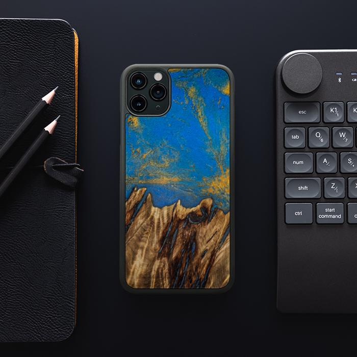 iPhone 11 Pro Max Handyhülle aus Harz und Holz - SYNERGY#C43