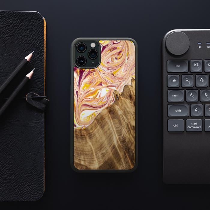 iPhone 11 Pro Max Handyhülle aus Harz und Holz - SYNERGY#C48