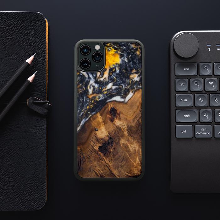 iPhone 11 Pro Max Handyhülle aus Harz und Holz - Synergy#235
