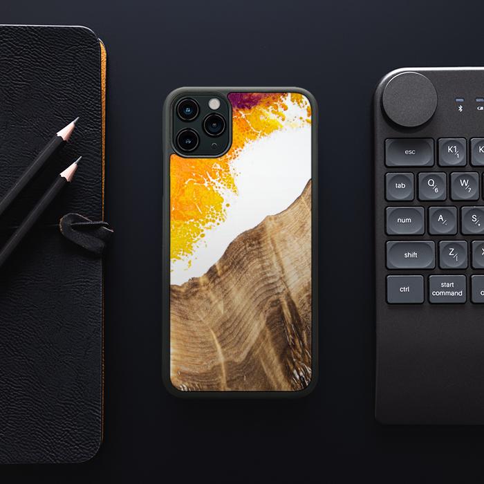 iPhone 11 Pro Max Handyhülle aus Harz und Holz - Synergy#C28