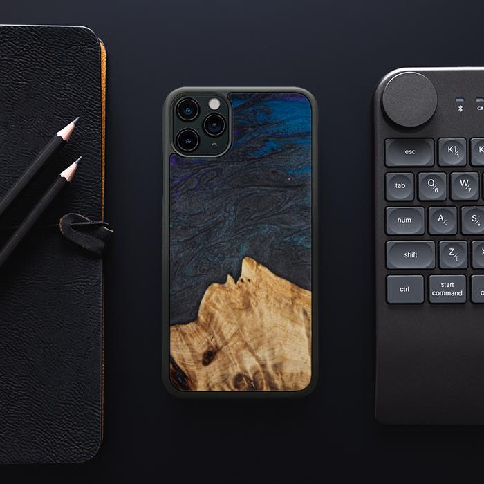 iPhone 11 Pro Max Handyhülle aus Harz und Holz - Synergy#C5