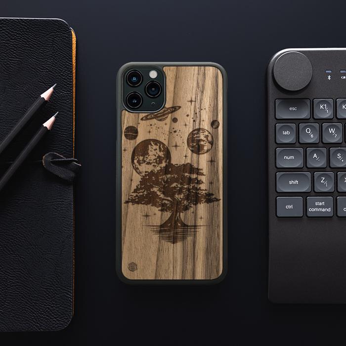 iPhone 11 Pro Max Handyhülle aus Holz - Galactic Garden