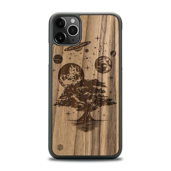 iPhone 11 Pro Max Handyhülle aus Holz - Galactic Garden
