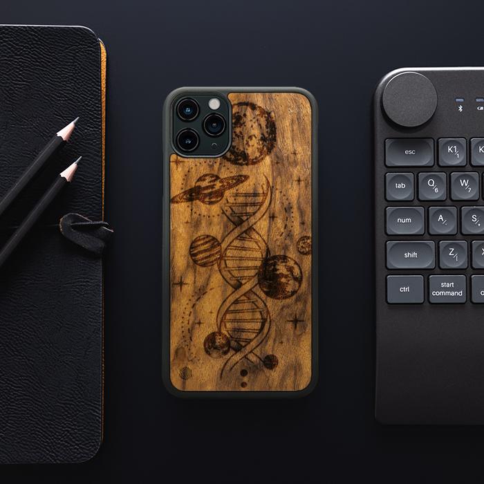 iPhone 11 Pro Max Handyhülle aus Holz - Space DNA (Imbuia)