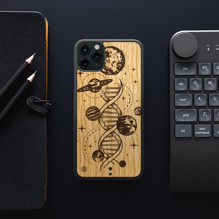 iPhone 11 Pro Max Handyhülle aus Holz - Space DNA (Eiche)