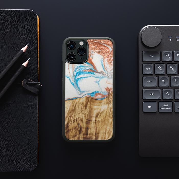 iPhone 11 Pro Handyhülle aus Harz und Holz - SYNERGY#47