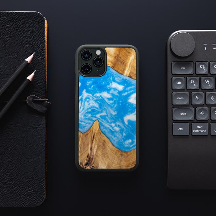 iPhone 11 Pro Handyhülle aus Harz und Holz - SYNERGY#A26